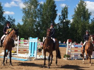 Hattel Ridersin edustus Salo Horse Show:n GP-luokassa oli vahvaa. Kakkoseksi Janna Jensen - Calbay, kolmanneksi Sanna Backlund - Wiseguy ja neljänneksi Susanna Granroth - Baccara. Voiton vei Ouluun Hanna Tardiveau - Prinz Clintus.